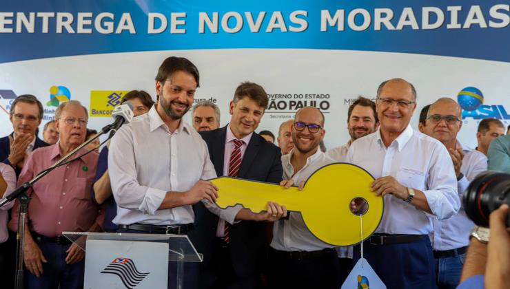 Mais de 1,5 mil moradias são entregues na cidade de Pindamonhangaba