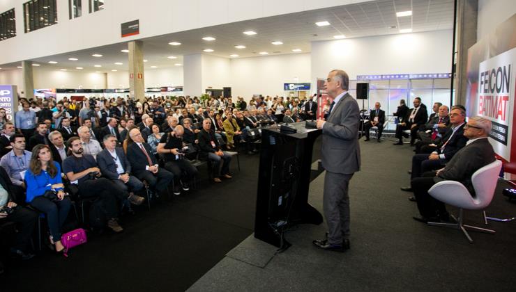 Márcio França prestigia abertura de feira de Construção e Arquitetura