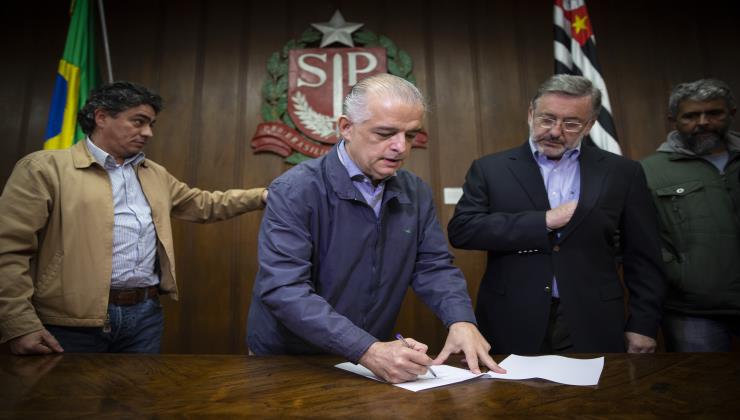 Márcio França abre diálogo com caminhoneiros e libera estradas de SP