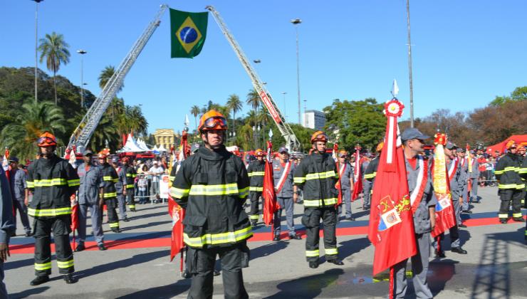 Bombeiros de São Paulo: conheça a rotina dos heróis da vida real