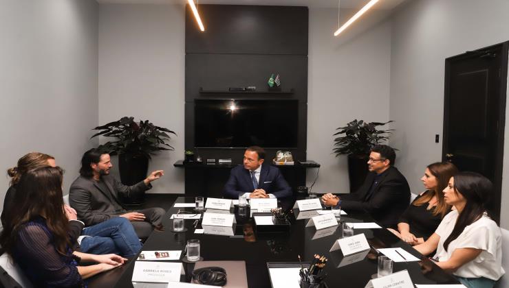 Ator Keanu Reeves visita sede do governo para negociar filmagens em São Paulo