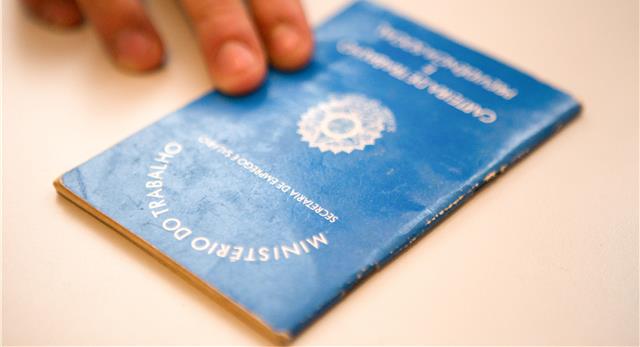Taxa de desemprego passa de 18,3% para 17,9%
