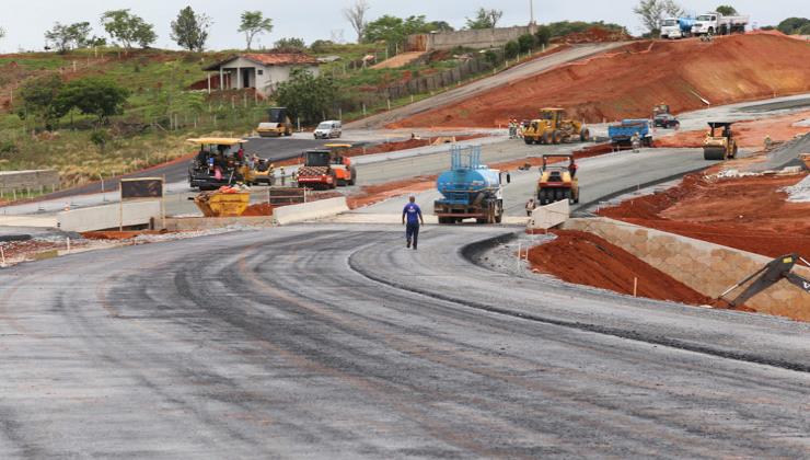 Melhorias na Carvalho Pinto reduzem tempo até o Litoral Norte e aliviam Dutra