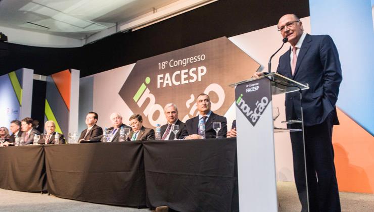 Em Atibaia, Alckmin visita congresso das Associações Comerciais de SP