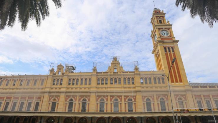 Fachada e torre do relógio do Museu da Língua Portuguesa são restauradas