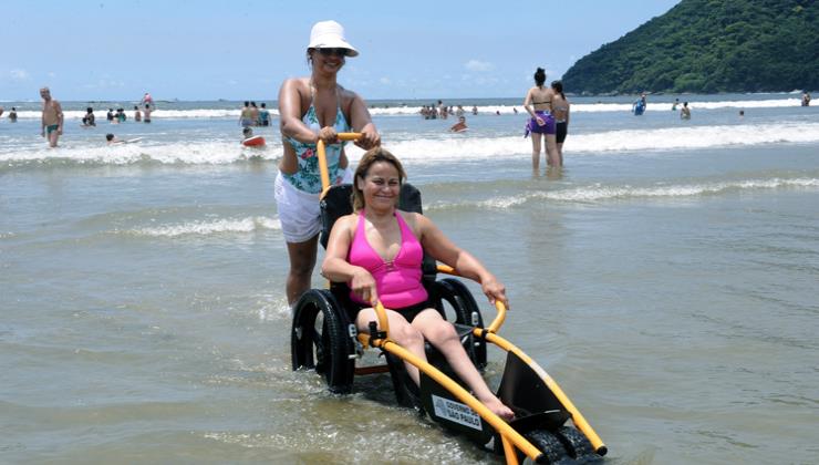 Programa leva pessoas com dificuldade de locomoção ao mar e rios